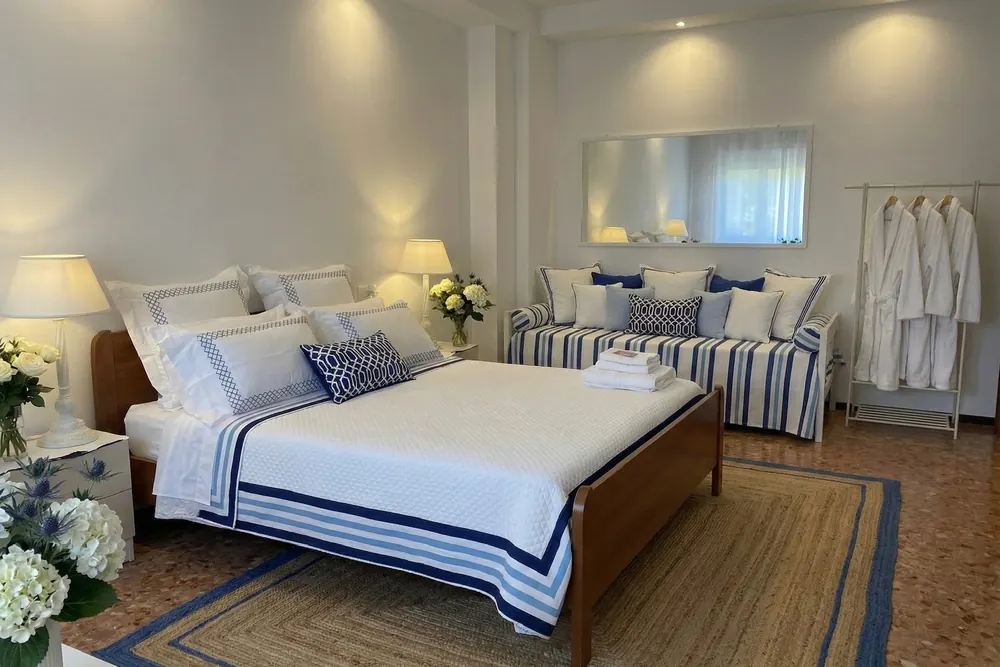 Camera da letto dai toni di blu e lino, accogliente e curata per le notti di vacanza.