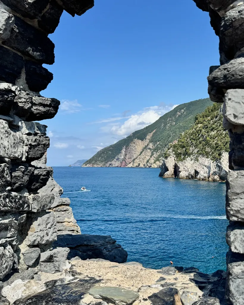 Il mare blu intenso della Grotta di Byron incorniciato dalle rocce a Portovenere.