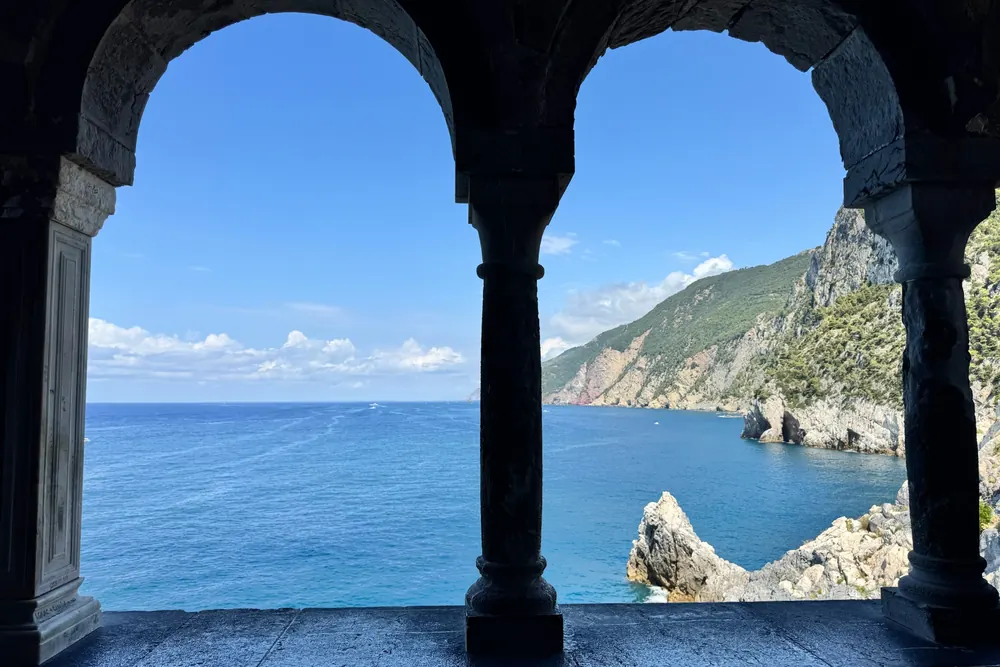 Le arcate colorate del borgo di Portovenere affacciate sul mare ligure