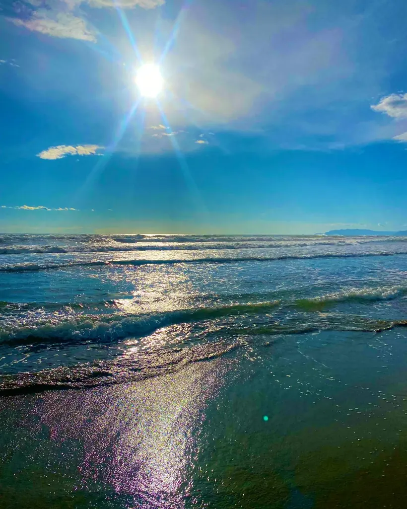 Spiaggia soleggiata vicino ad Aulla con mare limpido in una giornata di sole