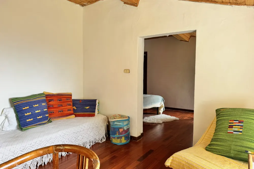 Camere comunicanti con più letti, pensate per ospitare comodamente le famiglie in vacanza.